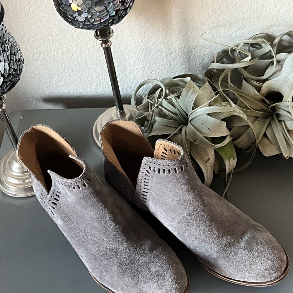 ☘️HP☘️ EUC Lucky Brand Gray Bustina Ankle Booties - Picture 3 of 11